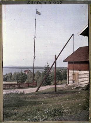 RECORD DATE NOT STATED Sjurberg, Rättvik, Suede La Vieille Place du Mai , 1910 - Voyage of Albert Kahn and Auguste LÃ on in Scandinavia - (August 9 - September 14) (French - ï»¿Sjurberg , Rättvik , Suede La vieille place du mai). Landscape, mast, public civil architecture, lake , pond, housing, hydrography, hydraulic installation, place, catering , hotel, flag, Nature , Environment, Habitat , Architecture, Economic Activity, Route de Rattwik in Mora Commune Limit Copyright: xpiemagsx AKahnlpie020223-5178 !ACHTUNG AUFNAHMEDATUM GESCHÄTZT!