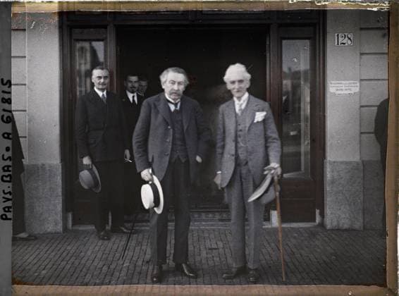 RECORD DATE NOT STATED SCHEVENINGE, The HAYE, Netherlands MM. Aristide Briand and Hymans, leaving an interview with Mr. Snowden, at the Grand Hotel, headquarters of the British delegation , 1929 - Netherlands - StÃ phane Passet - (August 17-31) (French - ï»¿Scheveningue , La Haye , Pays-Bas MM. Aristide Briand et Hymans , sortant sortant d un entretien avec M. Snowden , au Grand HÃ tel , siege de la DÃ lÃ gation britannique). Political figure, portrait, diplomacy, peace, repairs, man, Personality, human beings, international relations, First World War, Hollande, The Hague, Mr. Briand accompanied by Mr. Hymans who came out of Mr. Snowden Copyright: xpiemagsx AKahnlpie020223-6207 !ACHTUNG AUFNAHMEDATUM GESCHÄTZT!