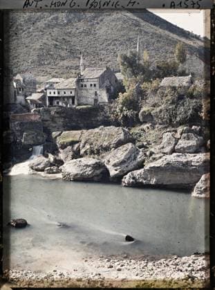 RECORD DATE NOT STATED Mostar, Bosnia and Herzegovina Bords de la Neretva , 1912 - Balkans, Italy - Jean Brunhes and Auguste LÃ on - (October 13 - 27) (French - ï»¿Mostar , Bosnie-HerzÃ govine Bords de la Neretva). River, home, hydrography, fortified architecture, Middle Ages, bridge, Habitat , architecture, nature , environment, art, Bosnie, Mostar, Bors de la Narenta Copyright: xpiemagsx AKahnlpie020223-6399 !ACHTUNG AUFNAHMEDATUM GESCHÄTZT!