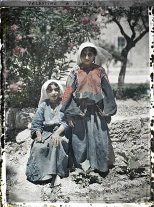 RECORD DATE NOT STATED Bethlehem, Palestine Two young Bedouines (?) , 1918 - Near East, Egypt, Palestine, Cyprus - Paul Castelnau (photographic section of the armies) - (January 9 -October 6) (French - ï»¿BethlÃ em , Palestine Deux jeunes bÃ douines ( ? )). Costume, ethnic minority, child, portrait, poverty, hairstyle , headgear, Clothing, society, human beings, Palestine, Bethlehem, Bedouine de Bethlehem Copyright: xpiemagsx AKahnlpie020223-4181 !ACHTUNG AUFNAHMEDATUM GESCHÄTZT!