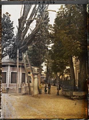 RECORD DATE NOT STATED Constantinople (current Istanbul), Turkey Street bordered by tombs and mausoleums in the cemetery of the Eyüp Sultan Camii , 1912 - Turkey - StÃ phane Passet - (September) (French - ï»¿Constantinople ( actuelle Istanbul ) , Turquie Rue bordÃ e de tombes et de mausolÃ es dans le cimetiere de l Eyüp Sultan Camii). Tomb, cemetery, funeral architecture, Islam, child, religious architecture, Habitat , architecture, religion, human beings, Turkey, Eyoub, a street Copyright: xpiemagsx AKahnlpie020223-4388 !ACHTUNG AUFNAHMEDATUM GESCHÄTZT!