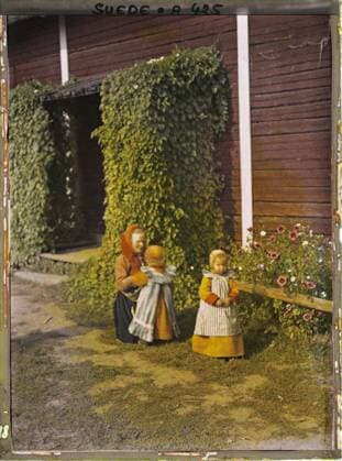 RECORD DATE NOT STATED Winf, Sweden mother with her children , 1910 - Voyage of Albert Kahn and Auguste LÃ on in Scandinavia - (August 9 - September 14) (French - ï»¿Gagnef , Suede Mere en compagnie de ses enfants). Woman, costume, child, home, domestic life, hairstyle , headgear, vegetation , botany, Human beings, clothing, housing , architecture, daily life, nature , environment, From Leksand to Sala Copyright: xpiemagsx AKahnlpie020223-5209 !ACHTUNG AUFNAHMEDATUM GESCHÄTZT!