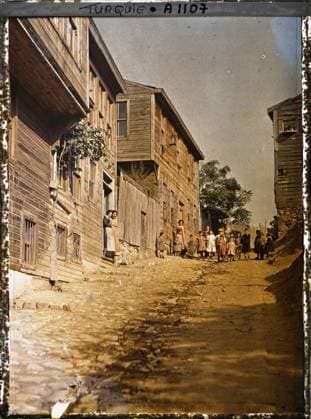 RECORD DATE NOT STATED Constantinople (current Istanbul), Turkey A street in the Pera district (current Beyoglu) , 1912 - Turkey - StÃ phane Passet - (September) (French - ï»¿Constantinople ( actuelle Istanbul ) , Turquie Une rue du quartier de Pera ( actuel Beyoglu )). Woman, child, home, street , neighborhood, Human beings, Habitat , Architecture, Turkey, Constantinople, a street in PÃ ra Copyright: xpiemagsx AKahnlpie020223-4957 !ACHTUNG AUFNAHMEDATUM GESCHÄTZT!