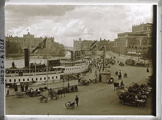 RECORD DATE NOT STATED Stockholm, Sweden Steam boats moored at the port of Blasieholmen seen from the floor of a building , 1910 - Voyage of Albert Kahn and Auguste LÃ on in Scandinavia - (August 9 - September 14) (French - ï»¿Stockholm , Suede Bateaux Ã vapeur amarrÃ s au port de Blasieholmen vue depuis l Ã tage d un immeuble). Animal transport, parliament, woman, arm transport, car transport, civil engineering, quay, boat, cart, housing, street scene, street , neighborhood, sea transport, western influence, pier, agglomeration panorama, rail transport, flag , Bridge, man, Transport, human beings, housing , architecture, daily life, society, On the checkered plate. Sweden, Stockholm, the quays Copyright: xpiemagsx AKahnlpie020223-5252 !ACHTUNG AUFNAHMEDATUM GESCHÄTZT!