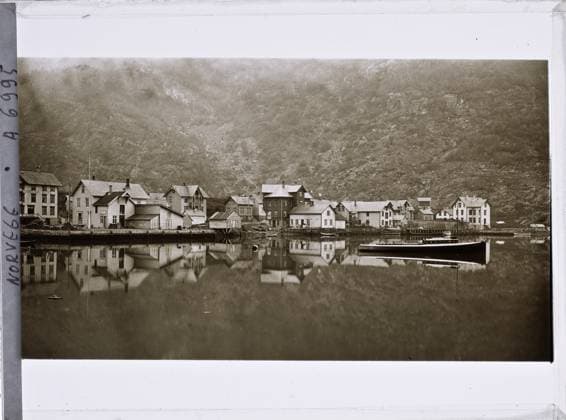 RECORD DATE NOT STATED Odda, Norway houses by the lake , 1910 - Voyage of Albert Kahn and Auguste LÃ on in Scandinavia - (August 9 - September 14) (French - ï»¿Odda , Norvege Maisons au bord du lac). Mont , Mountain, Boat, Housing, Port, Maritime Transport, Agglomeration Panorama, Habitat , Architecture , Transport, Norway, still Copyright: xpiemagsx AKahnlpie020223-969 !ACHTUNG AUFNAHMEDATUM GESCHÄTZT!