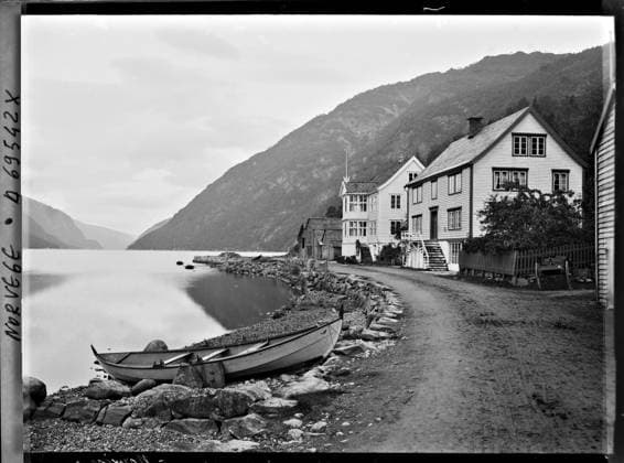 RECORD DATE NOT STATED EIDE, Norway houses by Lake Sandvevatnet , 1910 - Voyage of Albert Kahn and Auguste LÃ on in Scandinavia - (August 9 - September 14) (French - ï»¿Eide , Norvege Maisons au bord du lac Sandvevvatnet). Landscape, sea , ocean, mont , mountain, boat, home, hydrography, street , neighborhood, maritime transport, agglomeration panorama, Nature , Environment, Habitat , Architecture, Transport Copyright: xpiemagsx AKahnlpie020223-977 !ACHTUNG AUFNAHMEDATUM GESCHÄTZT!