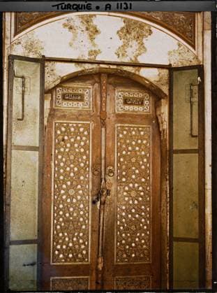 RECORD DATE NOT STATED Constantinople (current Istanbul), Turkey Entrance to Türbe (mausoleum) of the Sultan Süleyman , 1912 - Turkey - StÃ phane Passet - (September) (French - ï»¿Constantinople ( actuelle Istanbul ) , Turquie Porte d entrÃ e de türbe ( mausolÃ e ) du sultan Süleyman). Tomb, funeral architecture, Islam, decorative arts, door, religious architecture, Habitat , Architecture , Religion , Art, Turkey, Constantinople, door of the tomb of Sultan SÃ liman Copyright: xpiemagsx AKahnlpie020223-4979 !ACHTUNG AUFNAHMEDATUM GESCHÄTZT!