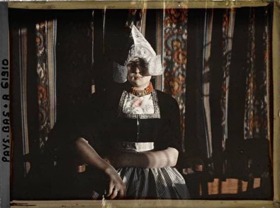 RECORD DATE NOT STATED Steendam, Netherlands Young girl in traditional costume , 1929 - Netherlands - StÃ phane Passet - (August 17-31) (French - ï»¿Volendam , Pays-Bas Jeune fille en costume traditionnel). Woman, costume, interior view, exists in high definition, embroidery, portrait, hairstyle , headgear, Human beings, clothing, housing , architecture, HD, Holland, steaper, type of steak girl Copyright: xpiemagsx AKahnlpie020223-17796 !ACHTUNG AUFNAHMEDATUM GESCHÄTZT!