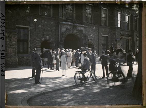 RECORD DATE NOT STATED The Hague, the Netherlands Entrance to the binnenhof , 1929 - Netherlands - StÃ phane Passet - (August 17-31) (French - ï»¿La Haye , Pays-Bas EntrÃ e du Binnenhof). Cycling transport, crowd, public civil architecture, police , gendarme, street scene, diplomacy, administration, peace, repairs, street , neighborhood, palace , castle, Transport, housing , architecture, daily life, international relations, society, First World War Copyright: xpiemagsx AKahnlpie020223-17854 !ACHTUNG AUFNAHMEDATUM GESCHÄTZT!