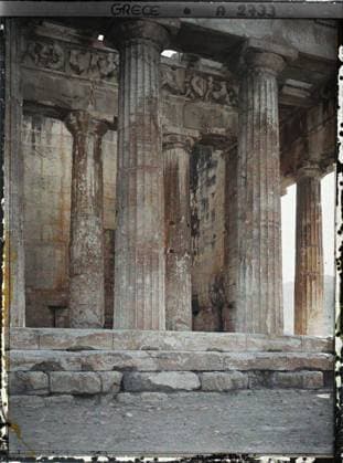RECORD DATE NOT STATED Athens, Greece The Temple of Hephaistos ( Theseion ), the western facade with the frieze of the wall representing fights between lapithes and centaurs , 1913 - Balkans, Italy - Jean Brunhes and Auguste LÃ on - (September - October 23) (French - ï»¿Athenes , Grece Le Temple d Hephaistos ( Â«TheseionÂ» ) , la facade ouest avec la frise du mur reprÃ sentant des combats entre Lapithes et Centaures). Temple, archaeological vestige, sculpture, portico, bas-relief, column, Greco-Roman polytheism, Antiquity, religious architecture, Habitat , Architecture , Art , Religion, Greece, Athens, TheseÃ ion, Three columns and the frieze Copyright: xpiemagsx AKahnlpie020223-4330 !ACHTUNG AUFNAHMEDATUM GESCHÄTZT!