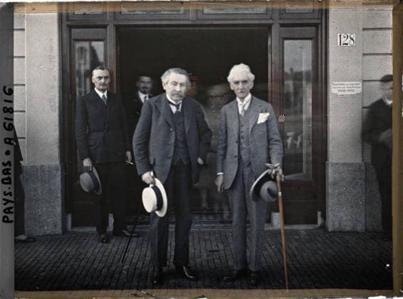 RECORD DATE NOT STATED SCHEVENINGE, The HAYE, Netherlands MM. Aristide Briand and Hymans, emerging from an interview with Mr. Snowden, at the Grand Hotel, headquarters of the British delegation , 1929 - Netherlands - StÃ phane Passet - (August 17-31) (French - ï»¿Scheveningue , La Haye , Pays-Bas MM. Aristide Briand et Hymans , sortant d un entretien avec M. Snowden , au Grand HÃ tel , siege de la DÃ lÃ gation britannique). Political figure, portrait, diplomacy, peace, repairs, man, Personality, human beings, international relations, First World War, Hollande, The Hague, Mr. Briand accompanied by Mr. Hymans who came out of Mr. Snowden Copyright: xpiemagsx AKahnlpie020223-17657 !ACHTUNG AUFNAHMEDATUM GESCHÄTZT!