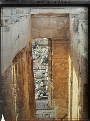 RECORD DATE NOT STATED Athens, Greece on the Acropolis, the Parthenon. View taken from the top of the west side side: plunging view of the columns of the opisthdome (or rear portico) on the left, and the wall of the parthenon proper to the right , 1913 - Balkans, Italy - Jean Brunhes and Auguste LÃ on - (September - October 23) (French - ï»¿Athenes , Grece Sur l Acropole , le ParthÃ non. Vue prise du sommet du ParthÃ non cÃ tÃ ouest : vue plongeante sur les colonnes de l opisthdome ( ou portique arriere ) Ã gauche , et le mur du ParthÃ non proprement dit Ã droite). Temple, archaeological vestige, exists in high definition, portico, column, Greco-Roman polytheism, Antiquity, religious architecture, Habitat , Architecture , HD , Religion , Art, Greece, Athe Copyright: xpiemagsx AKahnlpie020223-4361 !ACHTUNG AUFNAHMEDATUM GESCHÄTZT!