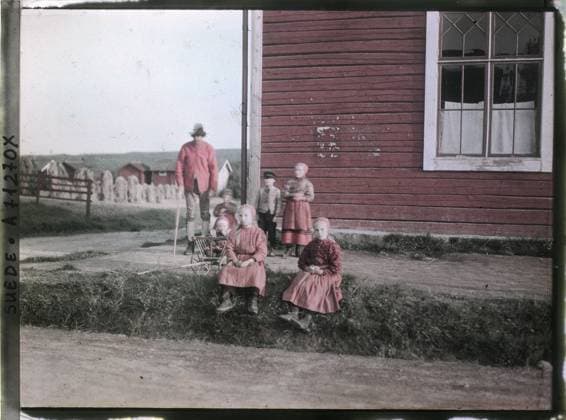 RECORD DATE NOT STATED Leksand, Sweden adults and children in weekly clothes in front of a prayer house , 1910 - Voyage of Albert Kahn and Auguste LÃ on in Scandinavia - (August 9 - September 14) (French - ï»¿Leksand , Suede Adultes et enfants en tenue de semaine devant une maison de priere). Agriculture , breeding, hay, child, rural life, group portrait, hairstyle , headgear, religious architecture, man, Economic activity, human beings, daily life, housing , architecture Copyright: xpiemagsx AKahnlpie020223-5283 !ACHTUNG AUFNAHMEDATUM GESCHÄTZT!