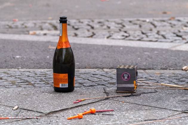 Rest von abgebranntem Feuerwerk und Glasflaschen der vergangenen Silvesternacht auf Berlins Straßen und Gehwegen. Remnants of spent fireworks and glass bottles from last New Year s Eve on Berlin s streets and sidewalks. Reste der Berliner Silvesternacht *** Remnants of spent fireworks and glass bottles from last New Years Eve on Berlins streets and sidewalks Remnants of Berlins New Years Eve s_p20230101-169667.jpg