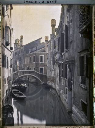 RECORD DATE NOT STATED Venice, Italy Rio San Martin and Pont de la Grana , 1912 - Balkans, Italy - Jean Brunhes and Auguste LÃ on - (October 13 - 27) (French - ï»¿Venise , Italie Rio San Martin et pont de la grana). Canal, civil engineering, boat, home, maritime transport, fireplace, river , lake transport, bridge, Habitat , Architecture , Transport, Italy, Venice Copyright: xpiemagsx AKahnlpie020223-15750 !ACHTUNG AUFNAHMEDATUM GESCHÄTZT!