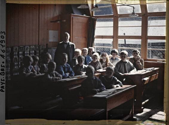 RECORD DATE NOT STATED Steendam, Netherlands a class of the Protestant school , 1929 - Netherlands - StÃ phane Passet - (August 17-31) (French - ï»¿Volendam , Pays-Bas Une classe de l Ã cole protestante). School establishment, Christianity, inner view, child, public civil architecture, group portrait, religious education, man, Teaching, religion, housing , architecture, human beings, Hollande, Stendam, the Protestant School (260 Protestants and 2, 500 Catholics populate the village) Copyright: xpiemagsx AKahnlpie020223-17791 !ACHTUNG AUFNAHMEDATUM GESCHÄTZT!