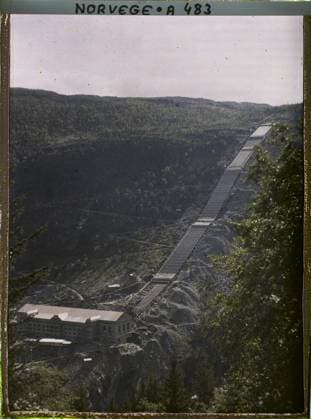 RECORD DATE NOT STATED Near Rjukan, Norway the vemork power plant , 1910 - Voyage of Albert Kahn and Auguste LÃ on in Scandinavia - (August 9 - September 14) (French - ï»¿Pres de Rjukan , Norvege La centrale Ã lectrique de Vemork). Factory , workshop, forest , wood, civil engineering, exists in high definition, hydraulic installation, Habitat , Architecture , HD, From Rjukan to Saaheim Factory Copyright: xpiemagsx AKahnlpie020223-15989 !ACHTUNG AUFNAHMEDATUM GESCHÄTZT!