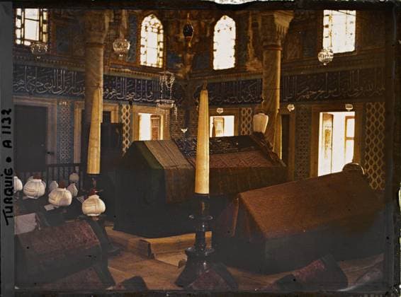 RECORD DATE NOT STATED Constantinople (current Istanbul), inner Turkey of the Türbe (mausoleum) of the Sultan Süleyman where Süleyman II, Süleyman III (1691) and Ahmet II (1695) rest. , 1912 - Turkey - StÃ phane Passet - (September) (French - ï»¿Constantinople ( actuelle Istanbul ) , Turquie IntÃ rieur du türbe ( mausolÃ e ) du sultan Süleyman oÃ¹ reposent Süleyman II , Süleyman III ( 1691 ) et Ahmet II ( 1695 )). King , Queen, tomb, interior view, funeral architecture, Islam, object of worship, religious or votive inscription, funeral inscription, Habitat , Architecture , Religion , Inscription , information, Turkey, Constantinople, tomb of Sultan SÃ liman Copyright: xpiemagsx AKahnlpie020223-4981 !ACHTUNG AUFNAHMEDATUM GESCHÄTZT!
