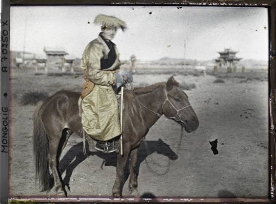 RECORD DATE NOT STATED Ourga, Mongolia a high -ranking lama on horseback near the large square towards the southern entrance of the Shar Or (yellow palace) , 1913 - Mongolia - StÃ phane Passet - (July 6-25) (French - ï»¿Ourga , Mongolie Un lama de haut rang Ã cheval pres de la grande place vers l™entrÃ e sud du Shar Ord ( Palais jaune )). Horse, rider, political figure, costume, religious personality, portrait, portico, equidated, place, hairstyle , headgear, agglomeration panorama, man, Personality, clothing, human beings, Habitat , Architecture Copyright: xpiemagsx AKahnlpie020223-1697 !ACHTUNG AUFNAHMEDATUM GESCHÄTZT!