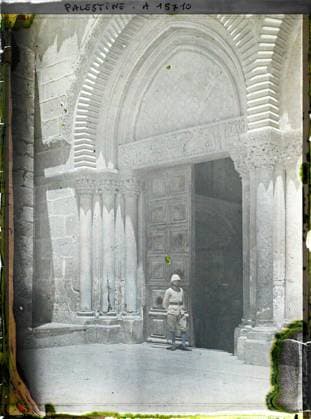 RECORD DATE NOT STATED Jerusalem, Palestine colonial soldier in front of the southern entrance to the forecourt of the church of the Holy Sepulcher , 1918 - Near East, Egypt, Palestine, Cyprus - Paul Castelnau (photographic section of the armies) - (January 9 -October 6) (French - ï»¿JÃ rusalem , Palestine Soldat colonial devant l entrÃ e sud du parvis de l Ã glise du Saint SÃ pulcre). Church, colonial presence, Christianity, door, religious architecture, man, Colonial history, religion, habitat , architecture, human beings, Palestine, Jerusalem, Basilica of St SÃ pulcre, entry with a French factionary Copyright: xpiemagsx AKahnlpie020223-5081 !ACHTUNG AUFNAHMEDATUM GESCHÄTZT!