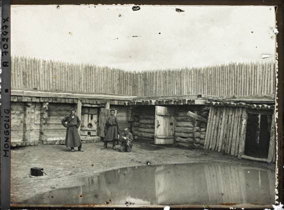 RECORD DATE NOT STATED Ourga, Mongolia of the Guardians and a detainee inside the prison , 1913 - Mongolia - StÃ phane Passet - (July 6-25) (French - ï»¿Ourga , Mongolie Des gardiens et un dÃ tenu Ã l™intÃ rieur de la prison). Costume, public civil architecture, shooting equipment, punishment, prisoner, fortified architecture, prison, door, court, man, Clothing, housing , architecture, human beings Copyright: xpiemagsx AKahnlpie020223-1695 !ACHTUNG AUFNAHMEDATUM GESCHÄTZT!