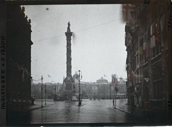 RECORD DATE NOT STATED London, England the Nelson column on Trafalgar Square , 1919 - England - Fernand Cuville - (July 18-23) (French - ï»¿Londres , Angleterre La colonne Nelson sur Trafalgar Square). Floor , Reverbera, statue, military personality, sculpture, column, commemoration, street , neighborhood, flag, Personality, Art, First World War, Habitat , Architecture, England, London, Trafalgar Square and the Nelson column Copyright: xpiemagsx AKahnlpie020223-3251 !ACHTUNG AUFNAHMEDATUM GESCHÄTZT!