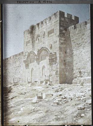 RECORD DATE NOT STATED Jerusalem, Palestine seen from the golden door , 1918 - Near East, Egypt, Palestine, Cyprus - Paul Castelnau (photographic section of the armies) - (January 9 -October 6) (French - ï»¿JÃ rusalem , Palestine Vue de la Porte DorÃ e). Tomb, cemetery, Islam, fortified architecture, door, rampart, Religion , Habitat , Architecture, Palestine, Jerusalem, Golden Door (Museum) Copyright: xpiemagsx AKahnlpie020223-306 !ACHTUNG AUFNAHMEDATUM GESCHÄTZT!