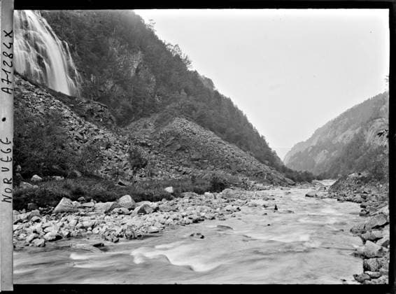 RECORD DATE NOT STATED Rjukan, Norway Watercourses around Rjukan , 1910 - Voyage of Albert Kahn and Auguste LÃ on in Scandinavia - (August 9 - September 14) (French - ï»¿Rjukan , Norvege Cours d eau aux environs de Rjukan). Landscape, Mont , Mountain, Forest , Wood, Rivers, Hydrography, Gorge, Nature , Environment Copyright: xpiemagsx AKahnlpie020223-993 !ACHTUNG AUFNAHMEDATUM GESCHÄTZT!