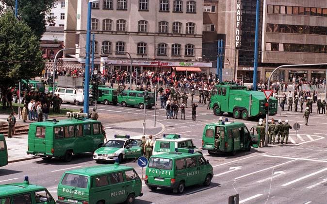 NPD Aufmarsch 11.07.1998, Chemnitz, Neonazis, NPD-Demonstration Polizei schützt NPD-Demo *** NPD march 11 07 1998, Chemnitz, neo-Nazis, NPD demonstration police protects NPD demo