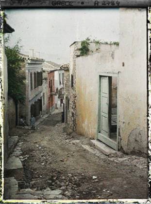 RECORD DATE NOT STATED Athens, Greece under the Acropolis, a sloping street (lined with houses) , 1913 - Balkans, Italy - Jean Brunhes and Auguste LÃ on - (September - October 23) (French - ï»¿Athenes , Grece Sous l Acropole , une rue en pente ( bordÃ e de maisons )). Housing, rue , Quartier, Habitat , Architecture, Greece, Athens, a street descending from the same district Copyright: xpiemagsx AKahnlpie020223-4318 !ACHTUNG AUFNAHMEDATUM GESCHÄTZT!
