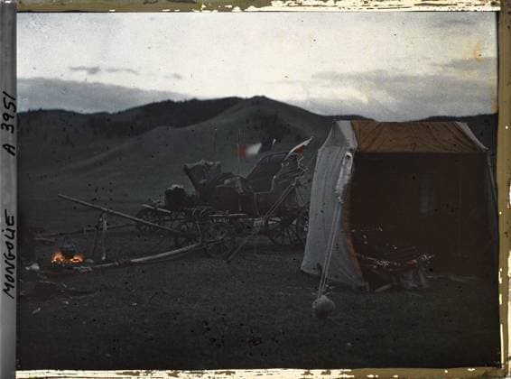 RECORD DATE NOT STATED Between Kiakhta and Ourga, Transbaikalie, Mongolia the operator s tent and the two cars designed near a fire probably intended for cooking the meal , 1913 - Mongolia - StÃ phane Passet - (July 6-25) (French - ï»¿Entre Kiakhta et Ourga , TransbaÃ¯kalie , Mongolie La tente de l™opÃ rateur et les deux voitures dÃ telÃ es pres d™un feu destinÃ sans doute Ã la cuisson du repas). Animal transport, mont , mountain, fire, tent, exists in high definition, team, camp, home, kitchen, flag, Transport, HD, Housing , Architecture, Daily Life, Mongolia, MR Passet camp Copyright: xpiemagsx AKahnlpie020223-1562 !ACHTUNG AUFNAHMEDATUM GESCHÄTZT!
