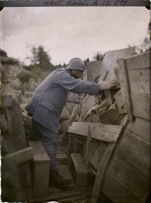 RECORD DATE NOT STATED Eglingen, Haut-Rhin, Alsace, France Watchtotter at the Ecluse 26 post , 1917 - Alsace - Paul Castelnau (photographic section of the armies) - (June) (French - ï»¿Eglingen , Haut-Rhin , Alsace , France Guetteur au poste de l Ecluse 26). Military uniform, exists in high definition, guard post, front, trenches, hairy, Clothing, HD, First World War, Watchman at the Ecluse 27 post Copyright: xpiemagsx AKahnlpie020223-7324 !ACHTUNG AUFNAHMEDATUM GESCHÄTZT!