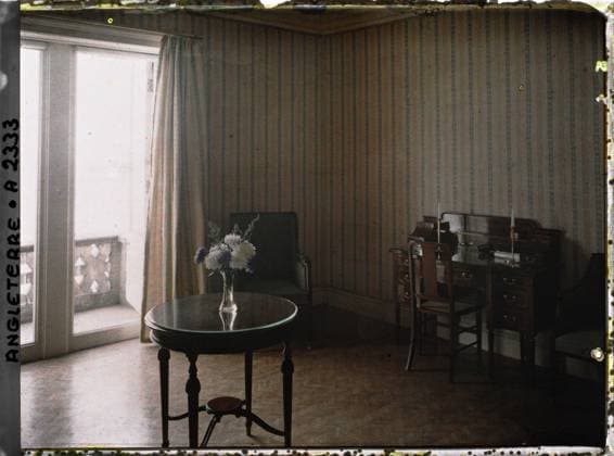 RECORD DATE NOT STATED Carbis Bay, Cornwall, England part of a bedroom in the villa of Albert Kahn , 1913 - England - Auguste LÃ on - (August 28 - September 3) (French - ï»¿Carbis Bay , Cornouailles , Angleterre Partie d une chambre Ã coucher dans la villa d Albert Kahn). Inner view, carpet , hanging, furniture, balcony , loggia, flower, Habitat , Architecture, England, Carbis-Bay, a bedroom Copyright: xpiemagsx AKahnlpie020223-3294 !ACHTUNG AUFNAHMEDATUM GESCHÄTZT!