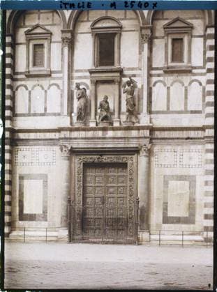 RECORD DATE NOT STATED Florence, Italy northern door of the Baptistery San Giovanni , 1913 - Balkans, Italy - Jean Brunhes and Auguste LÃ on - (September - October 23) (French - ï»¿Florence , Italie Porte Nord du baptistere San Giovanni). Church, statue, Christianity, baptism, sculpture, door, rebirth, Religion, society, art, Italy, Florence, one of the bronze doors of the baptistery Porte is Copyright: xpiemagsx AKahnlpie020223-15929 !ACHTUNG AUFNAHMEDATUM GESCHÄTZT!