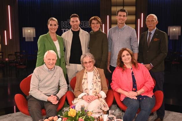 Entertainment Themen der Woche KW05 Entertainment Bilder des Tages Judith Rakers, l-r, Ramon Roselly, Bettina Böttinger, Simon Heußen, Christoph Daum, vorne sitzen l-r, Geschwister Anita Heck und Waldemar Flemming, Rebecca Immanuel zu Gast in der WDR Talkshow Kölner Treff *** Judith Rakers, l r, Ramon Roselly, Bettina Böttinger, Simon Heußen, Christoph Daum, seated in front l r, siblings Anita Heck and Waldemar Flemming, Rebecca Immanuel as a guest on the WDR talk show Kölner Treff