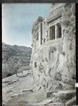 RECORD DATE NOT STATED East of Jerusalem, Palestine Entrance to the dary of Saint-Jacques , 1918 - Near East, Egypt, Palestine, Cyprus - Paul Castelnau (photographic section of the armies) - (January 9 -October 6) (French - ï»¿Est de JÃ rusalem , Palestine EntrÃ e du tombeau dit de Saint-Jacques). Tomb, Judaism, civil engineering, funeral architecture, column, vegetation , botany, bridge, Religion, Habitat , Architecture, Nature , Environment, Palestine, Jerusalem, tomb of St Jacques Copyright: xpiemagsx AKahnlpie020223-5090 !ACHTUNG AUFNAHMEDATUM GESCHÄTZT!
