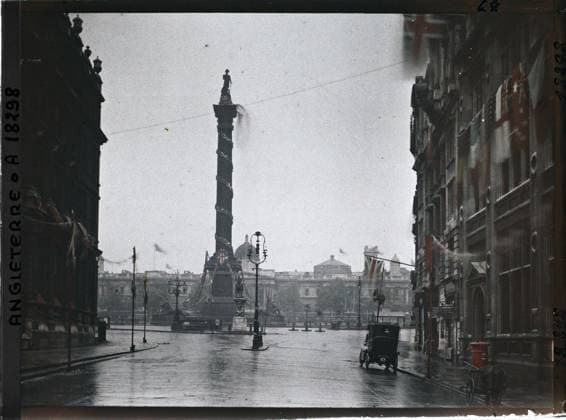 RECORD DATE NOT STATED London, England the Nelson column on Trafalgar Square , 1919 - England - Fernand Cuville - (July 18-23) (French - ï»¿Londres , Angleterre La colonne Nelson sur Trafalgar Square). Floor , Reverbera, statue, military personality, sculpture, column, commemoration, street , neighborhood, flag, Personality, Art, First World War, Habitat , Architecture, England, London, Trafalgar Square and the Nelson column Copyright: xpiemagsx AKahnlpie020223-3249 !ACHTUNG AUFNAHMEDATUM GESCHÄTZT!