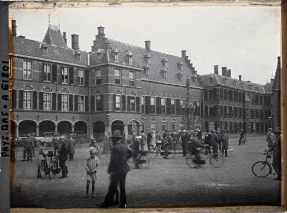 RECORD DATE NOT STATED The Hague, the Netherlands the Binnenhof court with the buildings housing the conference , 1929 - Netherlands - StÃ phane Passet - (August 17-31) (French - ï»¿La Haye , Pays-Bas La cour du Binnenhof avec les bÃ¢timents abritant la confÃ rence). Parliament, cycling transport, crowd, public civil architecture, street scene, diplomacy, administration, peace, repairs, Middle Ages, Court, Palais , ChÃ¢teau, Transport, housing , architecture, daily life, international relations, society, First World War, Art, Hollande, The Hague, the Binnenhof court and the buildings in which the conference is held Copyright: xpiemagsx AKahnlpie020223-17646 !ACHTUNG AUFNAHMEDATUM GESCHÄTZT!