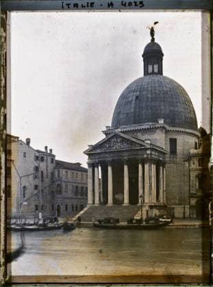 RECORD DATE NOT STATED Venise, Italie Eglise San Simeon Piccolo , 1912 - Balkans, Italy - Jean Brunhes and Auguste LÃ on - (October 13 - 27) (French - ï»¿Venise , Italie Eglise San Simeon Piccolo). Canal, Church, statue, Christianity, civil engineering, sculpture, boat, column, maritime transport, dome , dome, river , lake transport, religious architecture, Religion , Habitat , Architecture , Art , Transport, Italy, Venice Copyright: xpiemagsx AKahnlpie020223-16844 !ACHTUNG AUFNAHMEDATUM GESCHÄTZT!