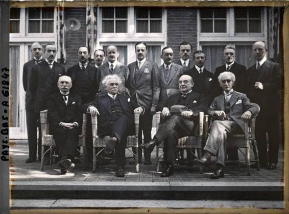 RECORD DATE NOT STATED Schevengue, The Hague, the Netherlands the Belgian delegation at the White Brug hotel , 1929 - Netherlands - StÃ phane Passet - (August 17-31) (French - ï»¿Scheveningue , La Haye , Pays-Bas La DÃ lÃ gation Belge Ã l hÃ tel White Brug). Group portrait, diplomacy, peace, repairs, man, Human beings, international relations, First World War, Holland, The Hague, Belgian delegation Copyright: xpiemagsx AKahnlpie020223-17685 !ACHTUNG AUFNAHMEDATUM GESCHÄTZT!
