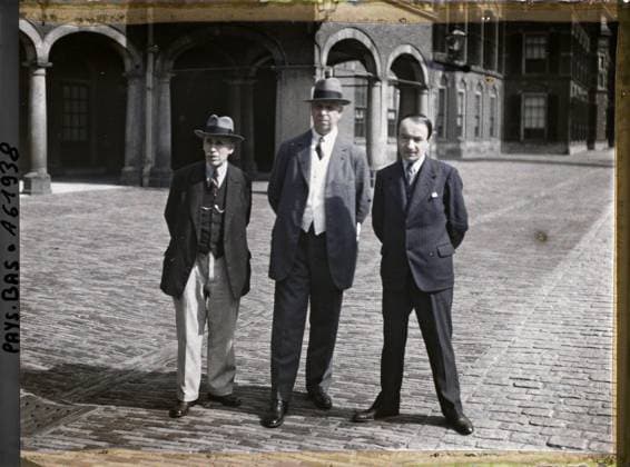 RECORD DATE NOT STATED The Hague, the Netherlands three journalists; Gentlemen of Gobart, Saint-Brice and BardÃ , 1929 - Netherlands - StÃ phane Passet - (August 17-31) (French - ï»¿La Haye , Pays-Bas Trois journalistes ; Messieurs de Gobart , Saint-Brice et BardÃ ). Group portrait, diplomacy, press, journalism, peace, repairs, man, Human beings, international relations, registration , information, First World War, Hollande, La Haye, group 3 journalists - from Gobart - St Brice and Barde Copyright: xpiemagsx AKahnlpie020223-17739 !ACHTUNG AUFNAHMEDATUM GESCHÄTZT!