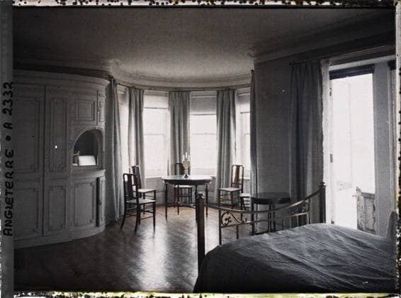 RECORD DATE NOT STATED Carbis Bay, Cornwall, England a bedroom in the villa of Albert Kahn , 1913 - England - Auguste LÃ on - (August 28 - September 3) (French - ï»¿Carbis Bay , Cornouailles , Angleterre Une chambre Ã coucher dans la villa d Albert Kahn). Inner view, bed, furniture, Habitat , Architecture, England, Carbis-Bay, a bedroom Copyright: xpiemagsx AKahnlpie020223-3292 !ACHTUNG AUFNAHMEDATUM GESCHÄTZT!