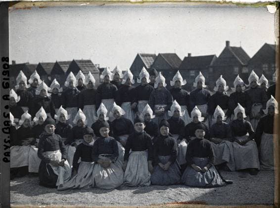 RECORD DATE NOT STATED Steendam, Netherlands the students of the Catholic School of Girls , 1929 - Netherlands - StÃ phane Passet - (August 17-31) (French - ï»¿Volendam , Pays-Bas Les Ã leves de l Ã cole catholique de filles). Costume, school establishment, Christianity, exists in high definition, child, group portrait, school uniform, religious education, hairstyle , headgear, Clothing, teaching, religion, HD, human beings, Holland, steals, the pupils of the Catholic School of Girls Copyright: xpiemagsx AKahnlpie020223-17793 !ACHTUNG AUFNAHMEDATUM GESCHÄTZT!