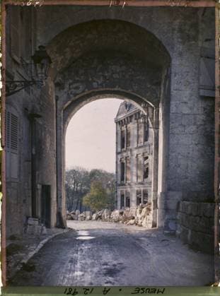 RECORD DATE NOT STATED Verdun , France , 1917 - North of France, Belgium - Paul Castelnau (photographic section of the armies) - (September 1-5) (French - ï»¿Verdun , France). Floor , Reverbera, ruins, front, bombing, street , neighborhood, door, rubble, First World War, Habitat , Architecture, Verdun, chatel door and rue Porte Chatel Copyright: xpiemagsx AKahnlpie020223-21100 !ACHTUNG AUFNAHMEDATUM GESCHÄTZT!