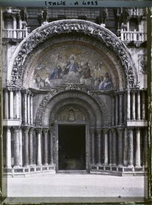 RECORD DATE NOT STATED Venice, Italy central portal of the Saint-Marc basilica , 1912 - Balkans, Italy - Jean Brunhes and Auguste LÃ on - (October 13 - 27) (French - ï»¿Venise , Italie Portail central de la basilique Saint-Marc). Church, statue, Christianity, sculpture, portico, painted decor, column, mosaic, door, arc , arcade , arceau, renaissance, pediment, religious architecture, Religion , Art , Habitat , Architecture, Italy, Venice Copyright: xpiemagsx AKahnlpie020223-15756 !ACHTUNG AUFNAHMEDATUM GESCHÄTZT!