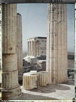 RECORD DATE NOT STATED Athens, Greece on the Acropolis, a few columns of propyls of Mnesicles and behind them, the temple of Athena Nike , 1913 - Balkans, Italy - Jean Brunhes and Auguste LÃ on - (September - October 23) (French - ï»¿Athenes , Grece Sur l Acropole , quelques colonnes de propylÃ es de Mnesicles et derriere elles , le Temple d AthÃ na Nike). Temple, archaeological vestige, exists in high definition, portico, column, Greco-Roman polytheism, Antiquity, religious architecture, Habitat , Architecture , HD , Religion , Art, Legend of Jean Brunhes in the register of external projections: Athens, columns of the propyles in the distance the victory preposses Greece, Athens, the temple of victory aptea Copyright: xpiemagsx AKahnlpie020223-4341 !ACHTUNG AUFNAHMEDATUM GESCHÄTZT!