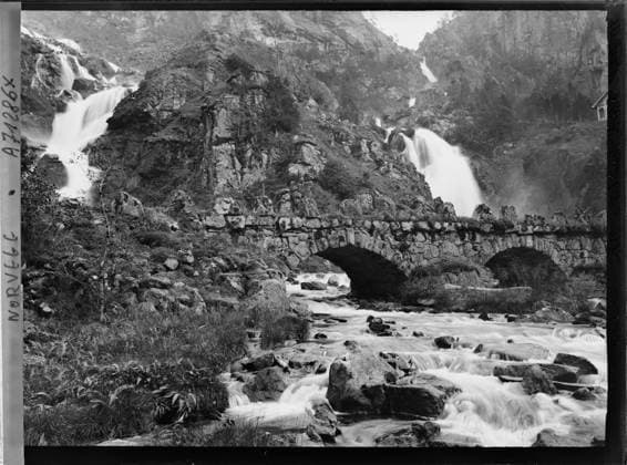 RECORD DATE NOT STATED Rjukan, Norway Small stone bridge at the bottom of a waterfall , 1910 - Voyage of Albert Kahn and Auguste LÃ on in Scandinavia - (August 9 - September 14) (French - ï»¿Rjukan , Norvege Petit pont de pierre en bas d une cascade). Landscape, waterfall, civil engineering, watercourse, hydrography, gorge, bridge, Nature , Environment, Habitat , Architecture Copyright: xpiemagsx AKahnlpie020223-995 !ACHTUNG AUFNAHMEDATUM GESCHÄTZT!