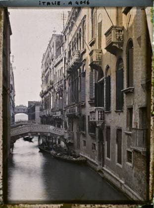 RECORD DATE NOT STATED Venice, Italy Rio Della Canonica and the sigh bridge , 1912 - Balkans, Italy - Jean Brunhes and Auguste LÃ on - (October 13 - 27) (French - ï»¿Venise , Italie Rio della Canonica et le Pont des Soupirs). Canal, civil engineering, boat, maritime transport, river , lake transport, palace , castle, bridge, Habitat , Architecture , Transport, Venice Italy, Venice Copyright: xpiemagsx AKahnlpie020223-15747 !ACHTUNG AUFNAHMEDATUM GESCHÄTZT!