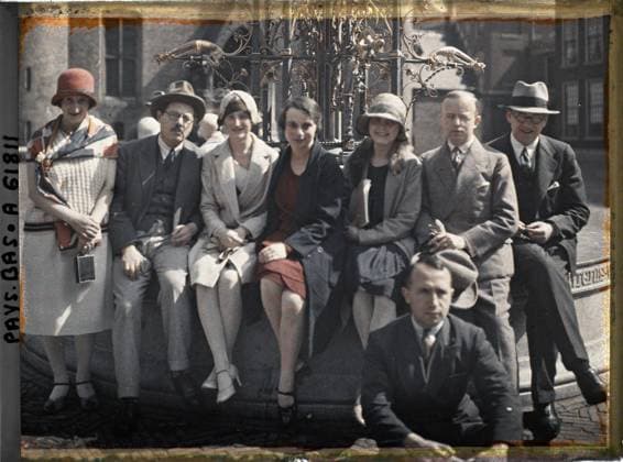 RECORD DATE NOT STATED The Hague, the Netherlands Group of journalists sitting on the Cuyper Fountain Margelle , 1929 - Netherlands - StÃ phane Passet - (August 17-31) (French - ï»¿La Haye , Pays-Bas Groupe de journalistes assis sur la margelle de la fontaine de Cuyper). Group portrait, shooting material, diplomacy, press, journalism, peace, repairs, fountain, ironwork, Human beings, international relations, registration , information, First World War, Art, Hollande, The Hague, Binnenhof. Group of journalists from all countries (men and ladies) Copyright: xpiemagsx AKahnlpie020223-17655 !ACHTUNG AUFNAHMEDATUM GESCHÄTZT!