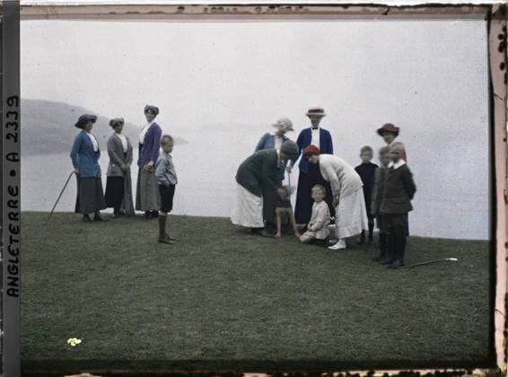 RECORD DATE NOT STATED Carbis Bay, Cornwall, England women and children by the sea , 1913 - England - Auguste LÃ on - (August 28 - September 3) (French - ï»¿Carbis Bay , Cornouailles , Angleterre Femmes et enfant au bord de la mer). Sea , ocean, exists in high definition, group portrait, HD, human beings, England Copyright: xpiemagsx AKahnlpie020223-3297 !ACHTUNG AUFNAHMEDATUM GESCHÄTZT!